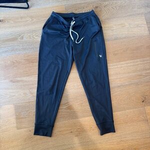 Vuori black joggers in M